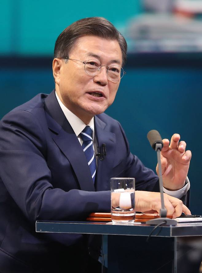 문재인 대통령이 21일 오후 서울 여의도  KBS 공개홀에서 열린  2021 국민과의 대화 ‘일상으로’에서 국민 패널들의 질문에 답하고 있다.(사진=연합뉴스)