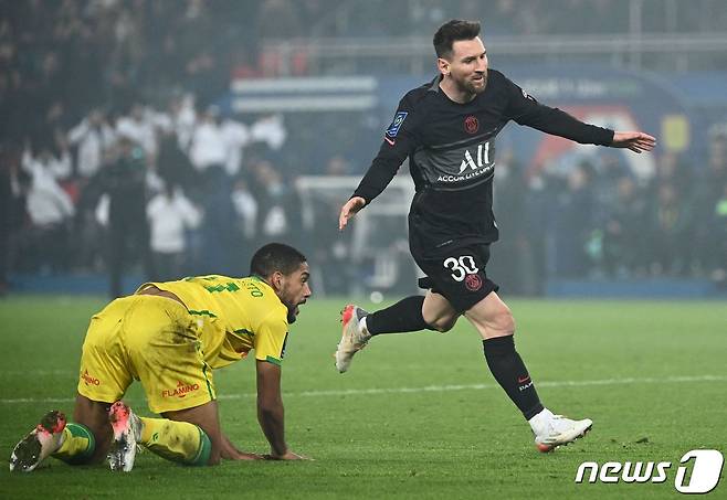 리그1 데뷔골을 넣은 리오넬 메시(오른쪽) © AFP=뉴스1