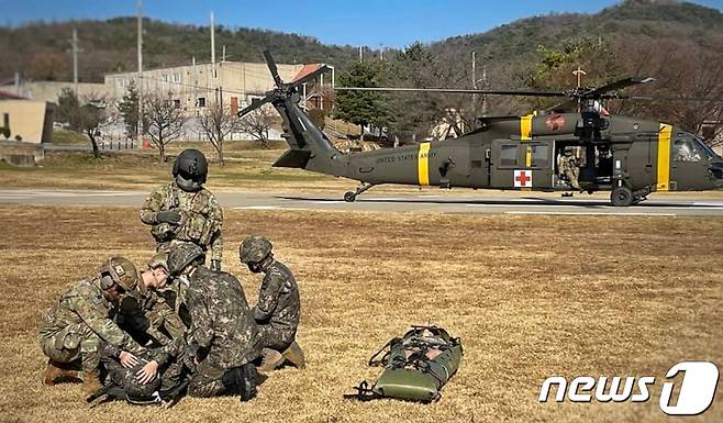 유엔사 21일 페이스북을 통해 유엔사 경비대대와 제2전투항공여단 주관으로 지난주 JSA 인근 캠프보니파스에서 의무수송 훈련을 실시했다고 밝혔다.(유엔사 페이스북 갈무리)© 뉴스1