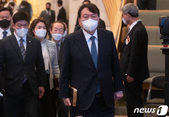 윤석열 국민의힘 대선 후보가 21일 오후 서울 서초구 사랑의교회에서 열린 예배에 참석하고 있다. 2021.11.21/뉴스1 © News1 국회사진취재단