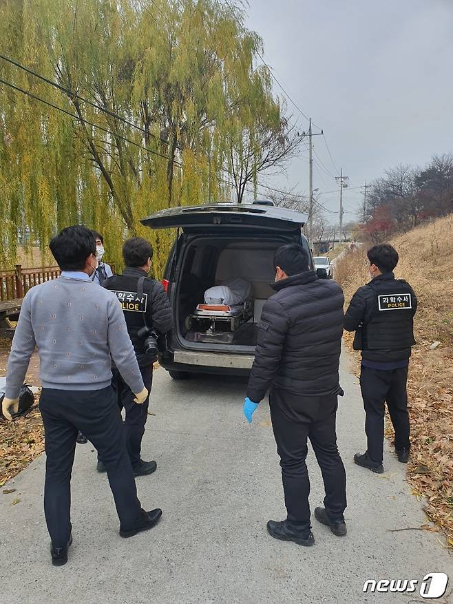 21일 오후 2시쯤 제천시 하소동 하소천 산책로에서 60대 남성이 숨진체 발견 경찰이 시신을 수습하고 있다.(독자제공)© 뉴스1