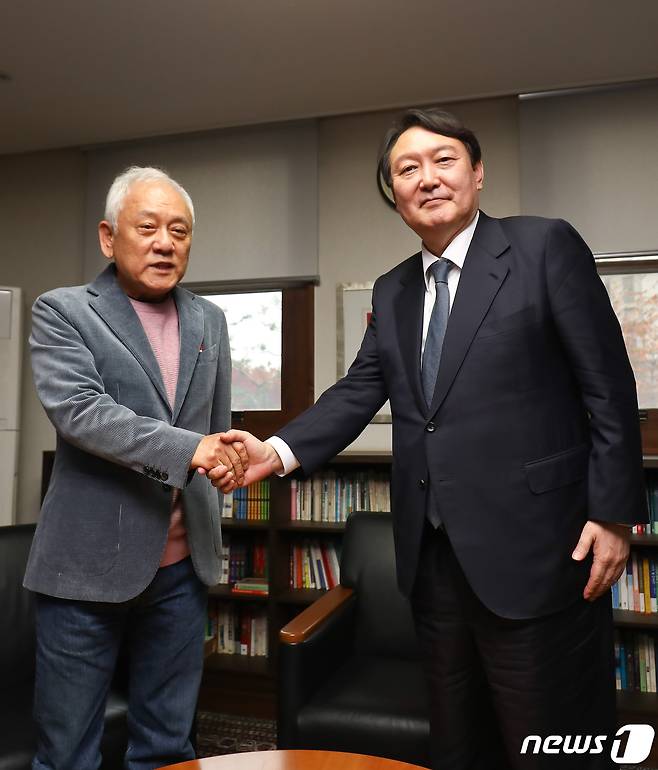 윤석열 국민의힘 대선 후보가 21일 오후 서울 용산구 김한길 전 민주당 대표 사무실에서 김 전 대표와 악수를 나누고 있다. 윤 후보는 이날 회동 후 기자들과 만나 "김종인 전 비상대책위원장이 선대위 총괄선대위원장을, 김병준 전 비대위원장과 이준석 당 대표가 상임선대위원장을, 선대위와 별도 조직인 '새시대준비위원회'는 김한길 전 민주당 대표가 맡는다＂고 공식 발표했다. 2021.11.21/뉴스1 © News1 국회사진취재단