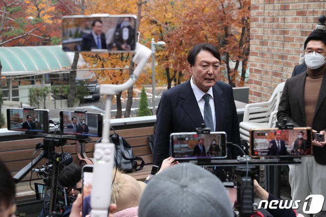 윤석열 국민의힘 대선 후보가 21일 오후 서울 용산구 김한길 전 민주당 대표 사무실에서 김 전 대표와 회동한 후 취재진의 질문에 답하고 있다. 2021.11.21/뉴스1 © News1 국회사진취재단