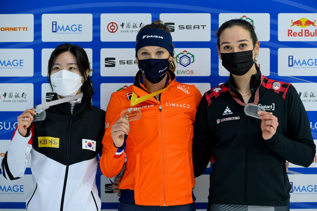 이유빈(왼쪽)이 21일 헝가리 데브레첸에서 열린 2021~2022 ISU 월드컵 3차 대회 여자 1500ｍ 결승전에서 은메달을 목에건 뒤 포즈를 하고 있다. 데브레첸 | EPA연합뉴스