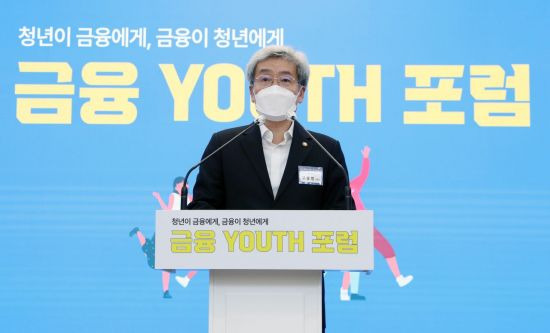 고승범 금융위원장이 '금융 유스(Youth) 포럼'에 참석해 청년들이 금융을 고민하고 필요한 정보를 공유하는 논의의 장이 생긴 것을 격려하고, 청년들에게 적극적인 참여를 당부하고 있다.