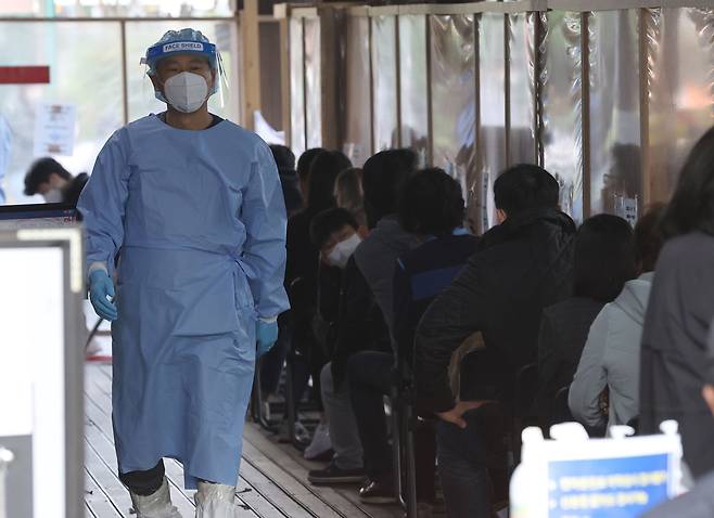 지난달 31일 오전 서울 송파구 보건소 선별진료소 앞에서 시민들이 신종 코로나바이러스 감염증 선별 검사를 받기 위해 대기하고 있다. /연합뉴스