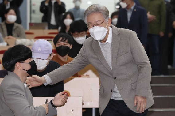 이재명 더불어민주당 대선 후보는 지난 5일 대구 경북대학교 인문학 진흥관에서 열린 제20회 대선 후보 초청 강연회 '에서 "나는 실용주의자"라며 "좋은 정책이면 김대중 정책, 박정희 정책을 따지지 말아야 한다"고 말했다./사진=뉴스1