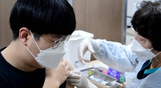 16~17살 청소년에 대한 코로나19 백신 접종이 시작된 10월18일 서울 양천구 홍익병원에서 한 학생이 코로나19 백신접종을 하고 있다. 사진공동취재단