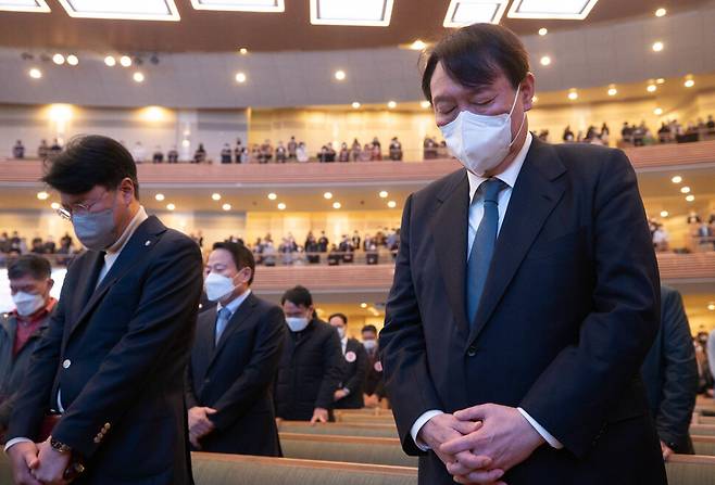 국민의힘 윤석열 대선 후보가 21일 서울 서초구 사랑의 교회에서 열린 예배에서 기도하고 있다. 왼쪽은 장제원 의원. 국회사진기자단