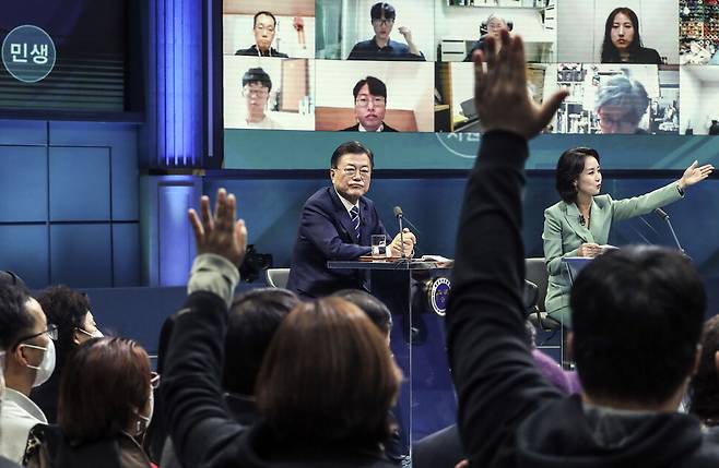 문재인 대통령이 21일 서울 영등포구 <한국방송>(KBS) 공개홀에서 열린 ‘2021 국민과의 대화’에서 국민 패널들의 질문을 기다리고 있다. 청와대사진기자단