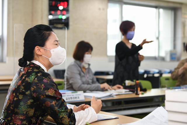 서울 도봉구 쌍문 4동주민센터에서 열린 자체 예산 감사에 박미희씨가 한복을 입고 참여하고 있다. 박씨는 평소에도 직접 만든 한복을 입고 업무를 본다. 이한호 기자