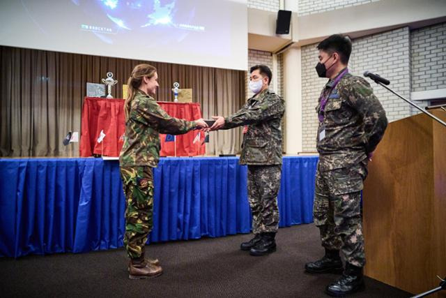 한국군 대표팀이 19일 네덜란드 헤이그에서 열린 국제 사이버 공격 및 방어훈련 'CYBERNET 2021'에서 준우승을 차지한 뒤 상패를 받고 있다. 국방부 제공