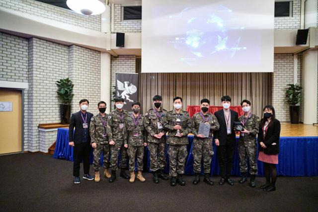 한국군 대표팀이 19일 네덜란드 헤이그에서 열린 국제 사이버 공격 및 방어훈련 'CYBERNET 2021'에서 준우승을 수상한 뒤 기념촬영을 하고 있다. 국방부 제공