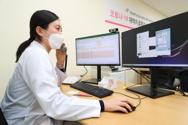 서울 영등포구 대림동 한림대 강남성심병원 내 재택치료팀에서 지난 18일 한 의료진이 업무를 하고 있다. 보건복지부 제공