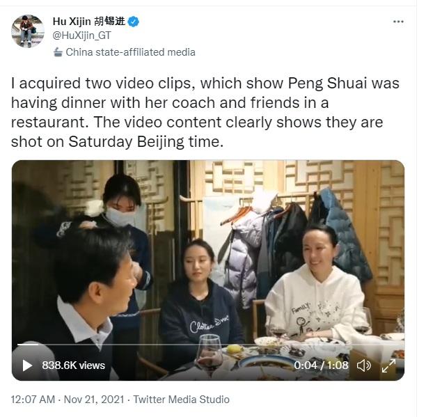 중국 관영매체 환구시보의 후시진 편집인이 21일 오전 트위터에 올린 영상 속에서 테니스 선수 펑솨이(맨 오른쪽)가 코치 및 동료와 대화를 나누고 있다. 해당 장소는 베이징의 한 식당으로 알려졌다. 후시진 트위터 캡처