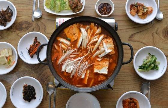 경북 문경시의 특색이 담긴 '족살찌개'와 각종 밑반찬들. 과거 문경에 광업이 성행했을 때 광부들이 즐겨 먹었던 음식이다. 프리랜서 김성태