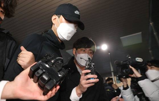 헤어진 여자친구를 찾아가 살해한 혐의를 받고 있는 '데이트폭력 살인사건 용의자' A씨가 도주 하루만인 20일 서울 중구 수표로 서울중부경찰서로 호송되고 있다. A씨는 전날 오전 11시30분쯤 중구의 한 오피스텔에서 전 여자친구인 30대 여성 B씨를 흉기로 찔러 살해한 혐의를 받는다. 경찰에 따르면 이날 낮 12시40분 대구 소재의 한 숙박업소에서 용의자 A씨(35)를 검거했다. 한편 B씨는 경찰이 관리하는 '데이트 폭력 신변 보호' 대상자였다. 뉴스1