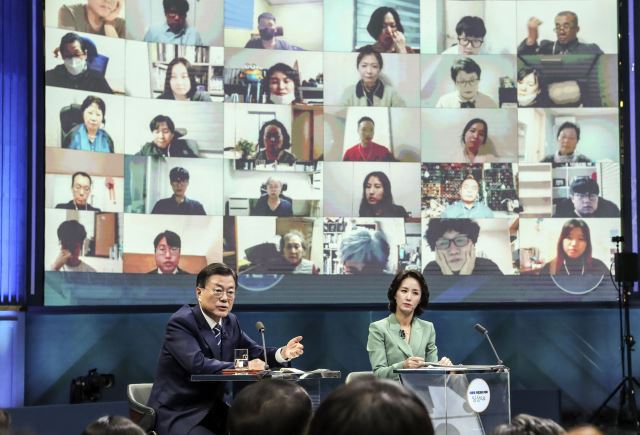 문재인 대통령이 21일 오후 서울 여의도 KBS에서 열린 ‘국민과의 대화-일상으로’에 참석해 국민패널의 질문에 답변하고 있다. 청와대사진기자단