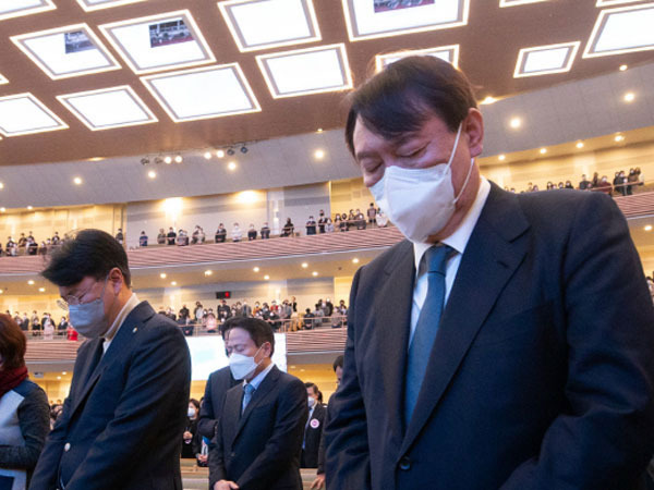 윤석열 국민의힘 대선후보(오른쪽)가 21일 서울 사랑의교회 예배에 참석해 기도하고 있다. 윤 후보 왼쪽은 장제원 의원. [한주형 기자]