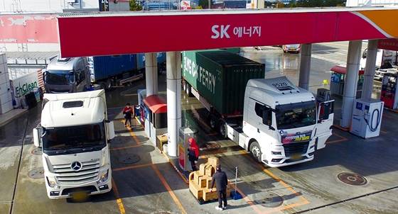 경기도 평택시 평택항 인근의 주유소에 트레일러 차량들이 주유를 하고 있다. /사진=뉴스1