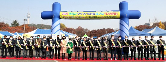 의성군이 20.21일 양일간 대구 두류공원 인라인스케이트장에서  ‘우수 농·특산품 대구시 직거래장터’를 운영했다. 사진은 김주수 군수등이 테이프 컷팅을 하고 있다.