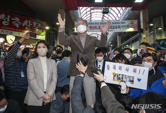 [청주=뉴시스] 정병혁 기자 = 이재명 더불어민주당 대선 후보와 부인 김혜경 씨가 21일 오후 충북 청주시 육거리종합시장을 찾아 시민들에게 인사하고 있다. 2021.11.21. jhope@newsis.com