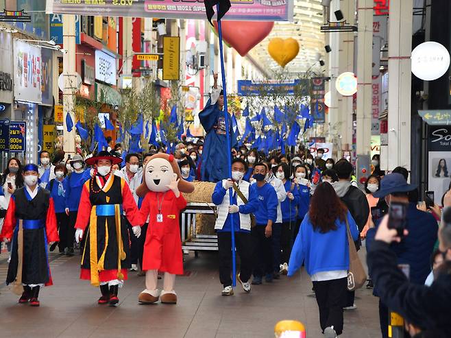 [울산=뉴시스]울산 마두희축제가 지난 19일부터 21일까지 중구 원도심 일원에서 펼쳐진 가운데 20일 박태완 중구청장과 울산큰애기, 주민들이 함께 마두희 거리행진에 참여하고 있다. (사진=울산 중구 제공) 2021.11.20. photo@newsis.com *재판매 및 DB 금지