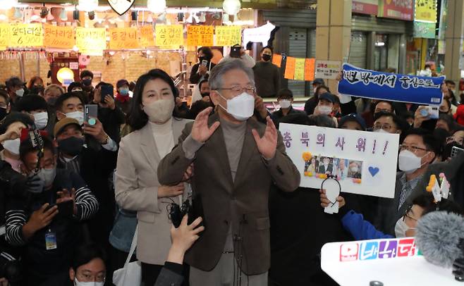 더불어민주당 이재명 대선후보가 21일 부인 김혜경 씨와 함께 충북 청주시 상당구 육거리종합시장을 방문, 지지를 호소하고 있다. 연합뉴스