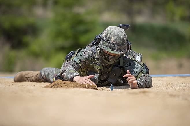 육군 신임 소위가 훈련 도중 연습용 지뢰를 매설하고 있다. 세계일보 자료사진