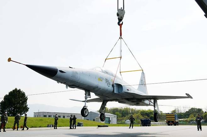 공군 장병들이 활주로에서 이탈한 F-5 전투기를 크레인으로 견인하는 훈련을 하고 있다. 세계일보 자료사진