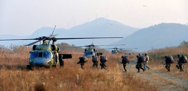 육군 장병들이 산악기동훈련을 위해 UH-60 헬기에 탑승하고 있다. 세계일보 자료사진