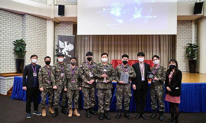 한국군 대표팀이 지난 19일 네덜란드 헤이그에서 열린 ‘사이버넷 2021’ 대회에서 준우승 상패를 들고 기념촬영을 하고 있다. 국방부 제공