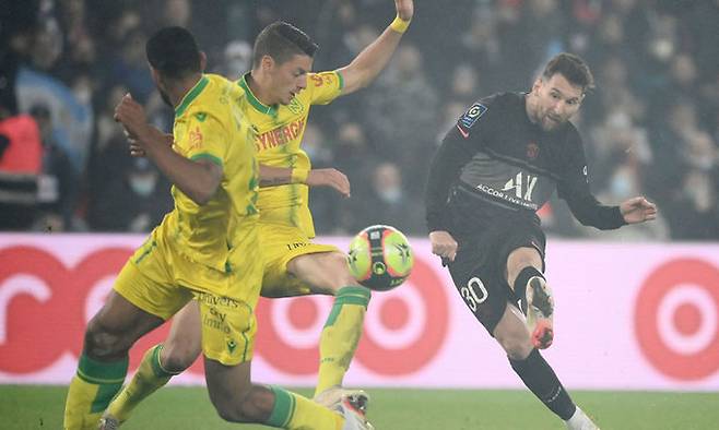 PSG 리오넬 메시(오른쪽)가 21일 프랑스 파리에서 열린 낭트와의 리그앙 경기에서 리그 첫 골을 터뜨리고 있다. 파리=AFP연합뉴스