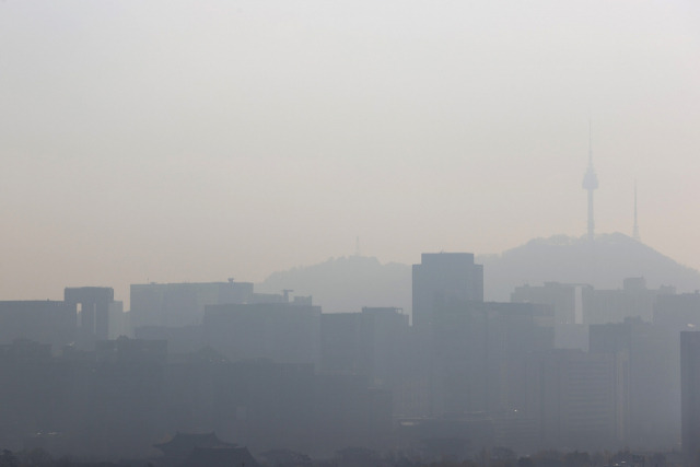 서울 종로구 청운동에서 바라본 남산이 미세먼지의 영향으로 뿌옇다. /연합뉴스