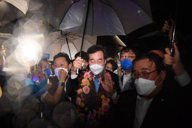 이낙연 전 더불어민주당 대표가 10일 오후 서울 송파구 올림픽공원 SK올림픽핸드볼경기장에서 민주당 대선후보 서울 경선을 마친 뒤 지지자들과 인사하며 행사장을 나서고 있다. /권욱 기자