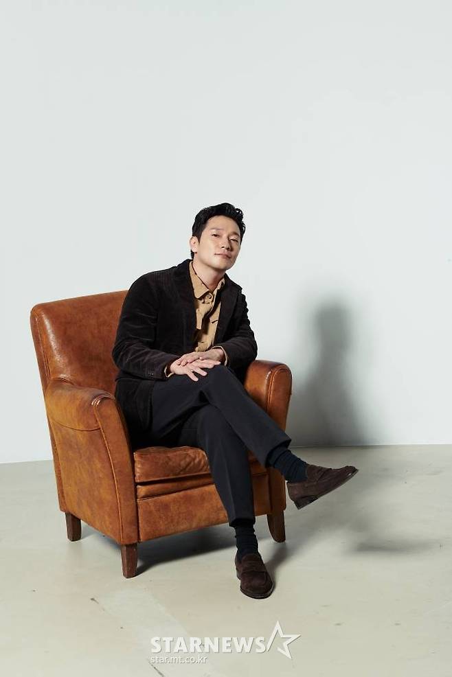 배우 손석구가 18일 오후 화상으로 진행된 영화 '연애 빠진 로맨스' 개봉 관련 인터뷰에 앞서 포즈를 취하고 있다.  손석구는 극 중 섹스칼럼을 쓰기 위해 사랑 없는 연애를 시도하는 우리 역을 맡았다.  '연애 빠진 로맨스'는 데이트 어플로 만난 남녀가 조금씩 서로에 대해 알아가게 되면서 벌어지는 일을 그린 이야기다. 오는 24일 개봉. / 사진제공 = CJ ENM /사진=김창현 기자 chmt@