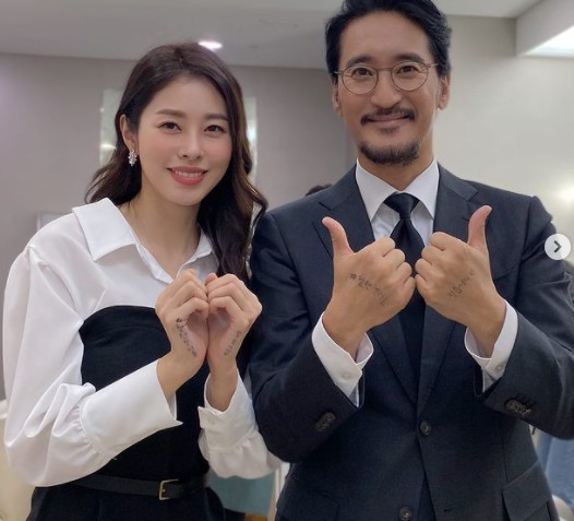 Seo Dong-ju, a lawyer and broadcaster, has attracted attention by releasing a certification shot with Park Si-eun.Seo Dong-ju posted two photos on his 21st day with his article Shin Hyun-joon senior and Park Si-eun senior # Hope TV live broadcast.The photo shows Seo Dong-ju taking a pose with Park Si-eun in the waiting room.Seo Dong-ju, who showed off her sophistication with black and white look, is making a warm smile with Park Si-eun, who showed grace with a simple one-piece look.Another photo shows Seo Dong-ju taking a pose with a bright smile with Shin Hyun-joon.On the other hand, Seo Dong-ju is meeting with fans through SBS entertainment Should Beating.