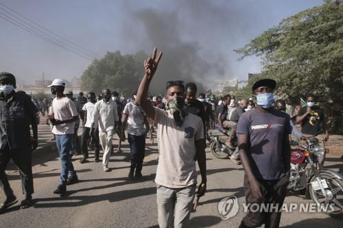 반군부 시위를 이어가는 하르툼 시민들 (하르툼 AFP=연합뉴스) 쿠데타를 일으킨 군부와 압달라 함독 총리 간의 합의에도 반 쿠데타 시위를 이어가는 수단 하르툼 시민들. 2021.11.21. photo@yna.co.kr