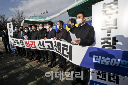 22일 오전 서울 여의도 국회 정문 앞에서 열린 더불어민주당 윤석열 일가 부정부패 국민검증특위 제보센터 출범식 겸 기자회견에서 김용민 공동위원장이 발언하고 있다. (사진=노진환 기자)