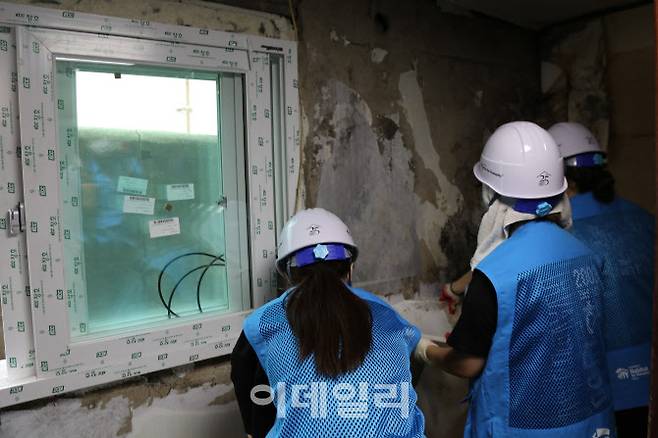 서울여대 학생들이 어르신들이 거주하는 노후 주택에 대한 보수 공사를 하고 있다. (사진=서울여대)