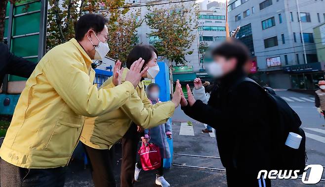 전국 초·중·고등학교 전면 등교가 시행된 22일 유은혜 부총리 겸 교육부 장관과 조희연 서울교육감이 서울 용산구 금양초등학교를 방문, 등교하는 학생들을 맞이하고 있다. /뉴스1 © News1 사진공동취재단