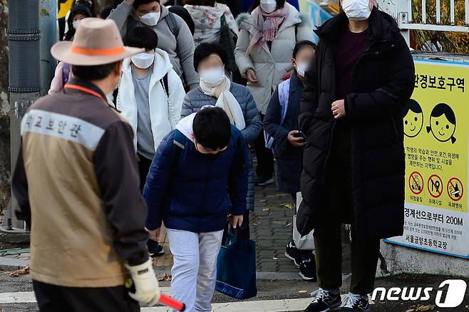 수도권을 포함한 전국 학교가 전면등교를 시작한 22일 서울 용산구 금양초등학교에서 학생들이 등교하고 있다. /뉴스1 © News1 사진공동취재단