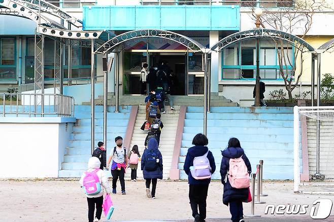 수도권을 포함한 전국 학교가 전면등교를 시작한 22일 서울 용산구 금양초등학교에서 학생들이 등교하고 있다. /뉴스1 © News1 사진공동취재단