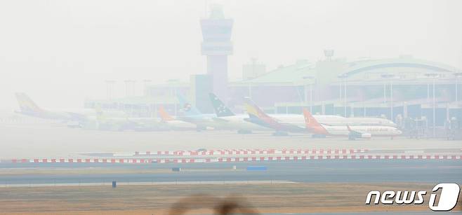 초미세먼지가 '매우 나쁨' 수준을 보이고 있는 지난 21일 인천국제공항 전망대에서 바라본 계류장이 뿌옇다. © News1 김진환 기자