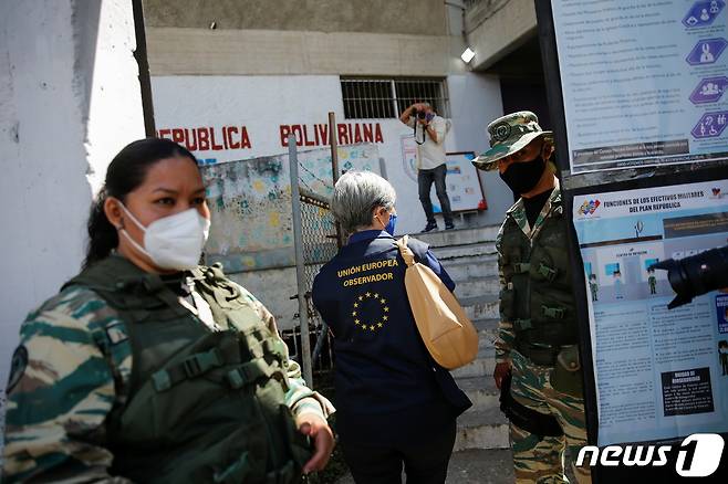 이사벨 산토스 유럽연합(EU) 베네수엘라 투표 감시단장이 2021년 11월21일(현지시간) 카라카스 한 투표소에 도착한 모습. © 로이터=뉴스1 © News1 최서윤 기자