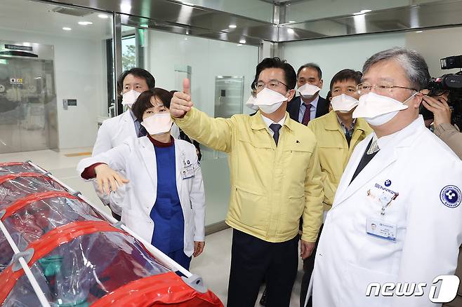 허태정 대전시장(가운데)이 충남대병원을 방문해 코로나19 환자 진료를 위한 병상 운영 실태를 점검하고 있다. (대전시 제공) ©News1