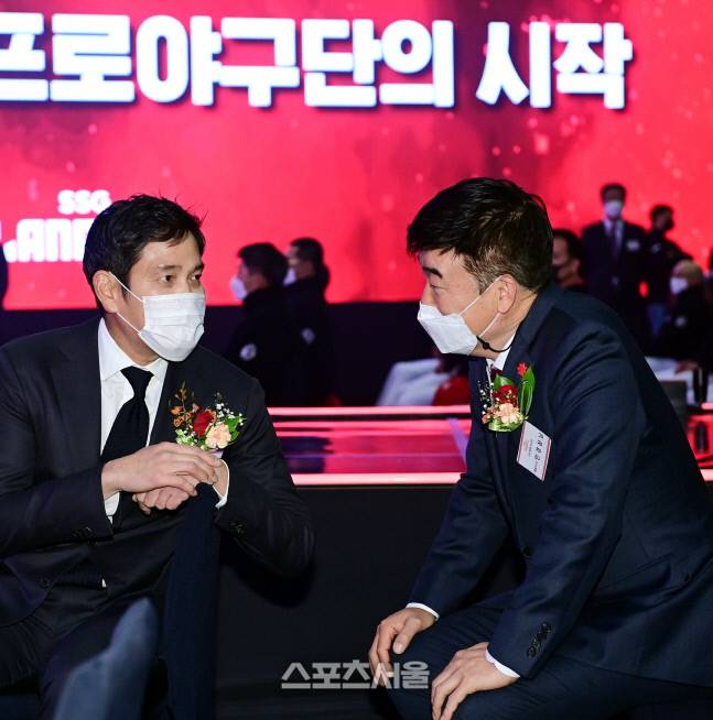 SSG 랜더스의 정용진 구단주가  30일 서울 중구 웨스틴조선호텔에서 진행된 구단 창단식에 참석해 민경삼 랜더스 사장과 이야기를 나누고있다.2021.03.30. 스포츠서울DB