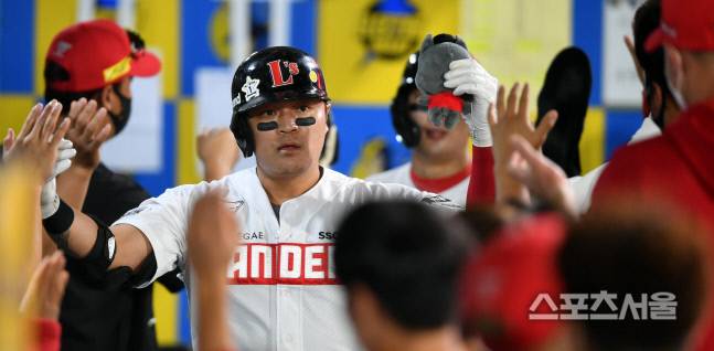 SSG 추신수가 역전 3점 우중월홈런을 터트린후 축하받고 있다.2021.09.23. &nbsp;강영조기자 kanjo@sportsseoul.com