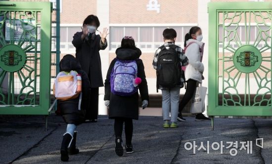 전국의 초·중·고교에서 전면등교가 시작된 22일 서울의 한 초등학교에서 아이들이 등교하고 있다. 수도권을 포함한 전국적인 전면등교는 코로나19 사태가 본격화된 지난해 3월 새 학기 이후 4학기 만이다./김현민 기자 kimhyun81@