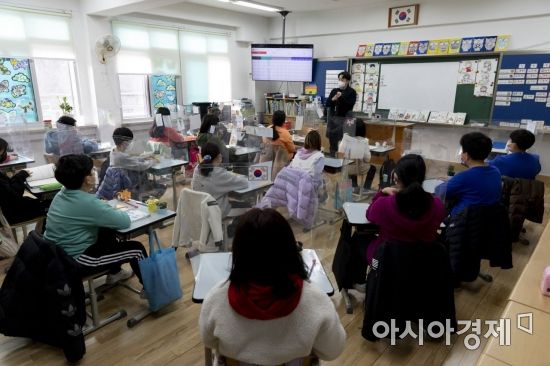 코로나19 사태 이후 2년여 만에 전국의 유치원과 초·중·고교가 전면 등교를 시작한 22일 오전 서울 도봉구 창원초등학교에서 학생들이 수업을 하고 있다./사진공동취재단